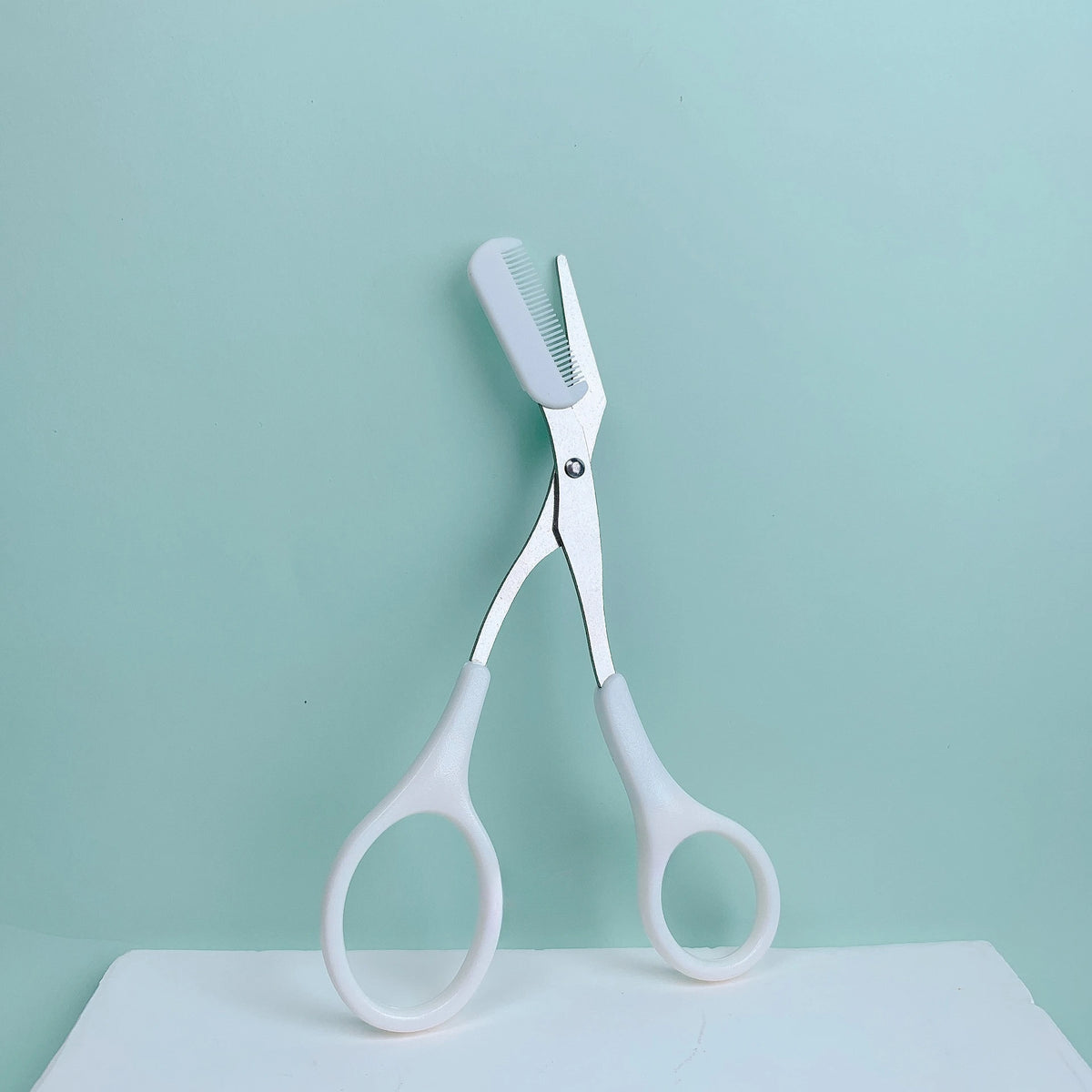 Effortless Eyebrow Sculpting Tool